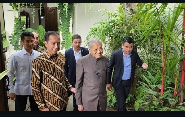 Mantan Perdana Menteri Malaysia Mahathir Mohamad Kunjungi Mantan Presiden Indonesia Joko Widodo di Solo